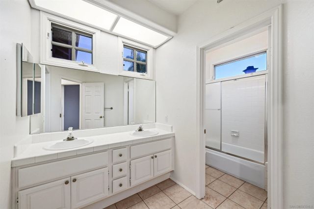 516 Camino Bailen, Escondido, CA 92029