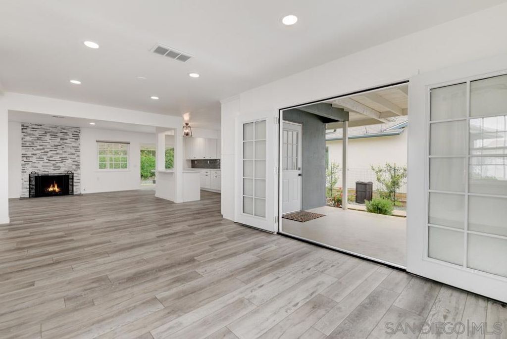 Image 5 of property listing at 12415 Horado Road, San Diego, CA 92128