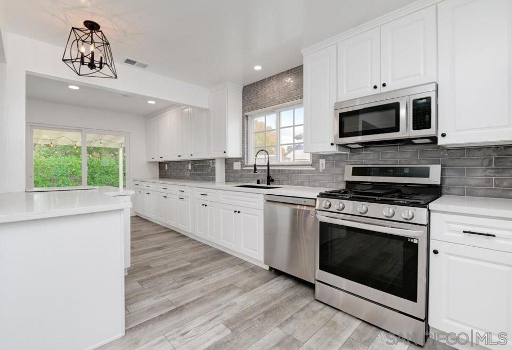 Image 7 of property listing at 12415 Horado Road, San Diego, CA 92128