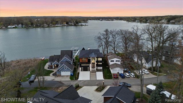 13281 Haddon Street, Fenton Charter Township, MI 48430
