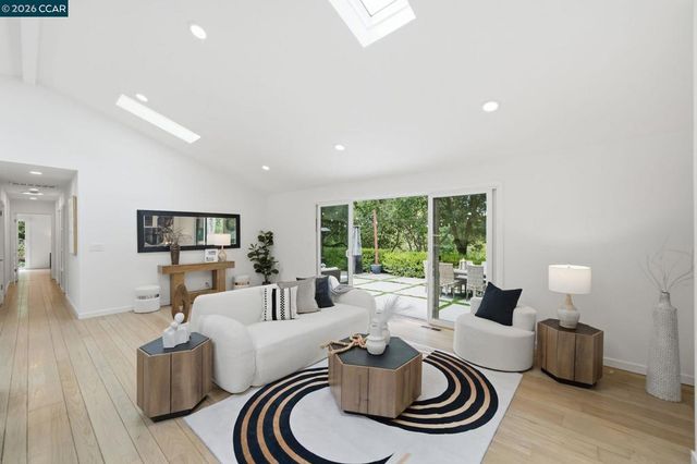 9 Easton Ct, Orinda, CA 94563