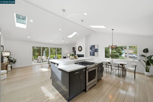 9 Easton Ct, Orinda, CA 94563