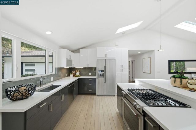 9 Easton Ct, Orinda, CA 94563