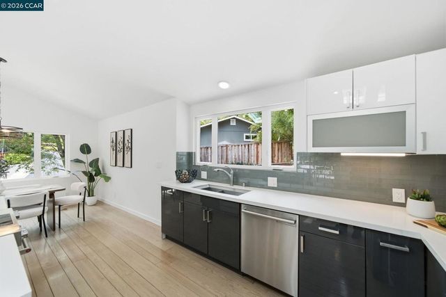 9 Easton Ct, Orinda, CA 94563