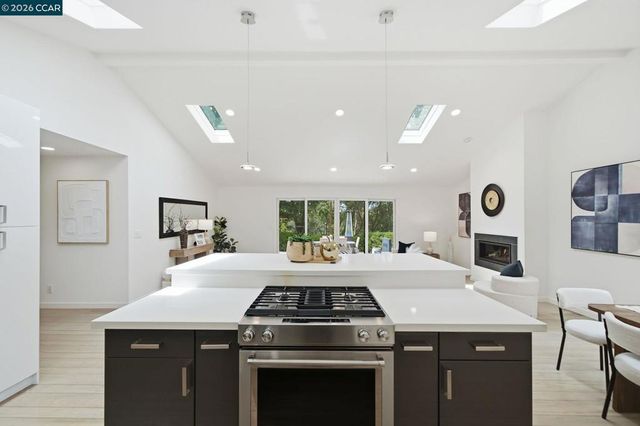 9 Easton Ct, Orinda, CA 94563