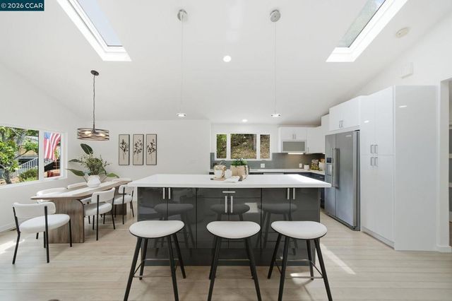 9 Easton Ct, Orinda, CA 94563