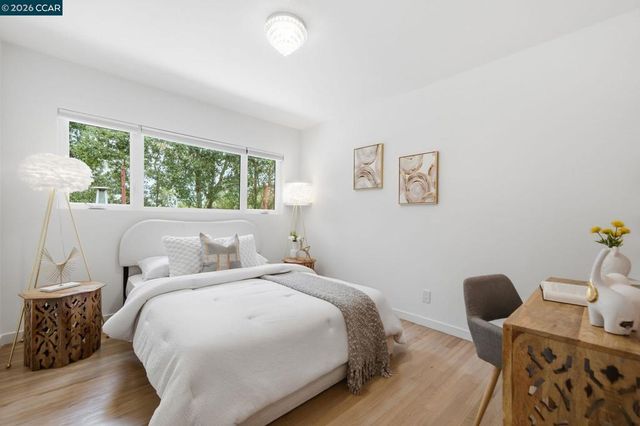 9 Easton Ct, Orinda, CA 94563
