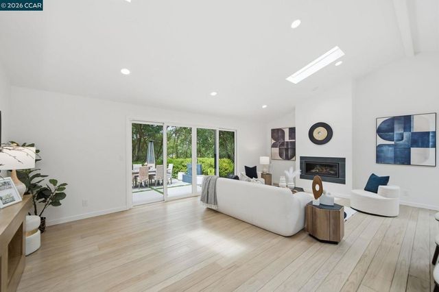 9 Easton Ct, Orinda, CA 94563