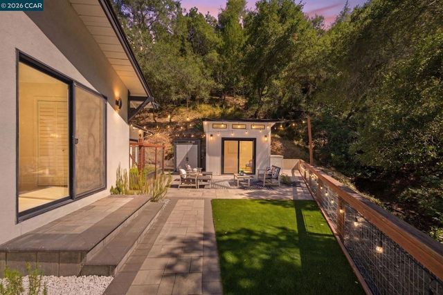 9 Easton Ct, Orinda, CA 94563
