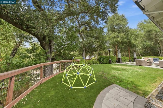 9 Easton Ct, Orinda, CA 94563