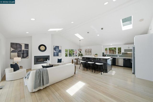 9 Easton Ct, Orinda, CA 94563