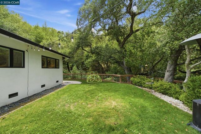 9 Easton Ct, Orinda, CA 94563