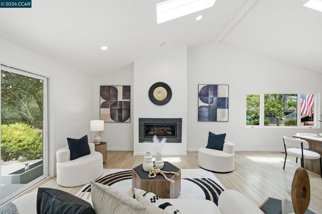 9 Easton Ct, Orinda, CA 94563