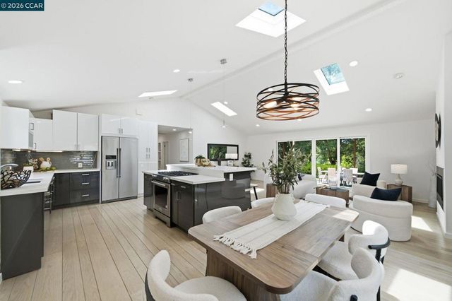 9 Easton Ct, Orinda, CA 94563