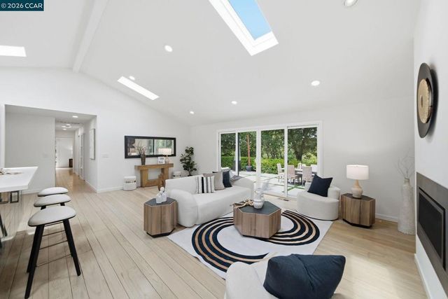 9 Easton Ct, Orinda, CA 94563