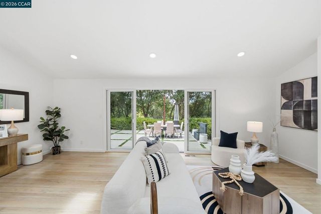 9 Easton Ct, Orinda, CA 94563