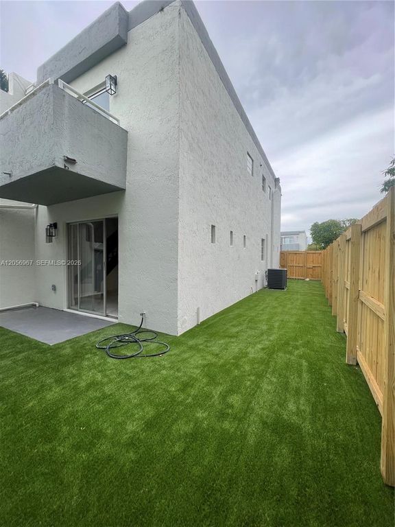 Image 19 of property listing at 3607 SW 17th St 3607, Miami, FL 33145