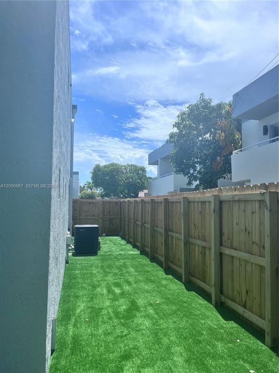 Image 22 of property listing at 3607 SW 17th St 3607, Miami, FL 33145