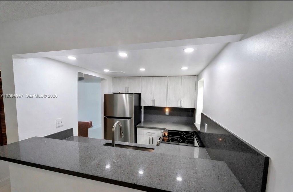 Image 4 of property listing at 3607 SW 17th St 3607, Miami, FL 33145