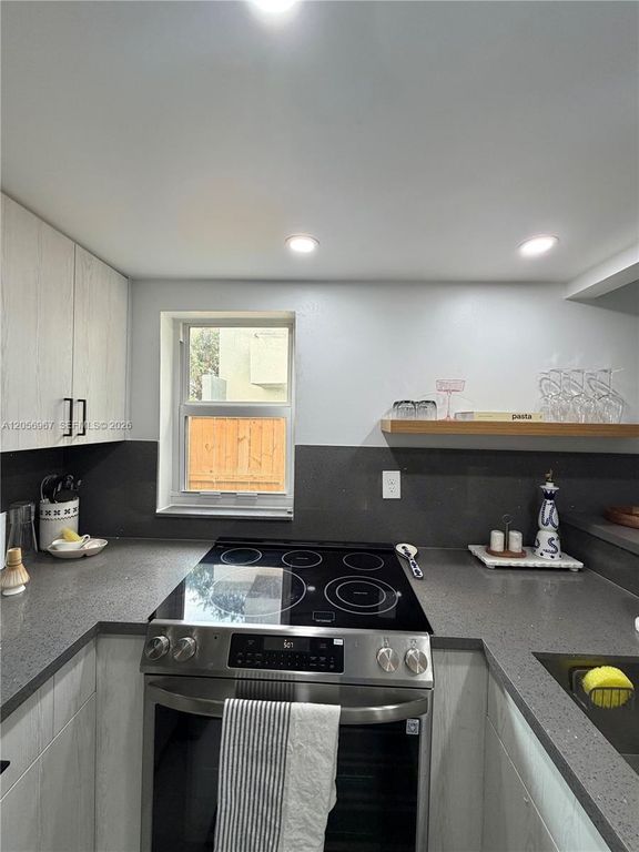 Image 6 of property listing at 3607 SW 17th St 3607, Miami, FL 33145