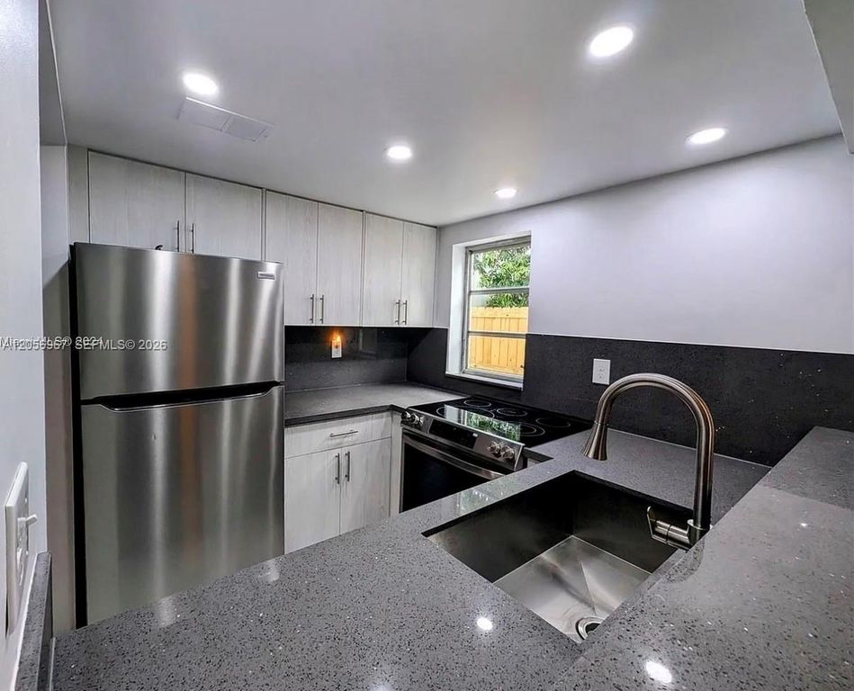 Image 9 of property listing at 3607 SW 17th St 3607, Miami, FL 33145