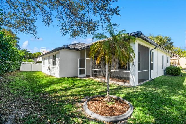 10620 NW 56th Ct, Coral Springs, FL 33076