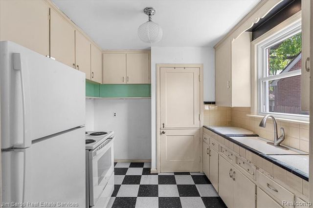 23240 Forest Street, Oak Park, MI 48237