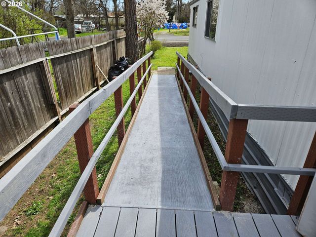 380 W GREGORY Rd 1, Central Point, OR 97502