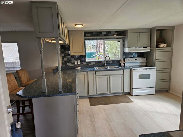 380 W GREGORY Rd 1, Central Point, OR 97502