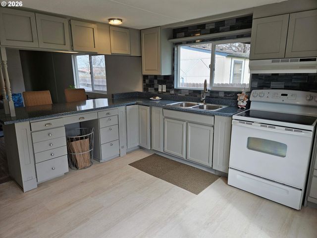 380 W GREGORY Rd 1, Central Point, OR 97502