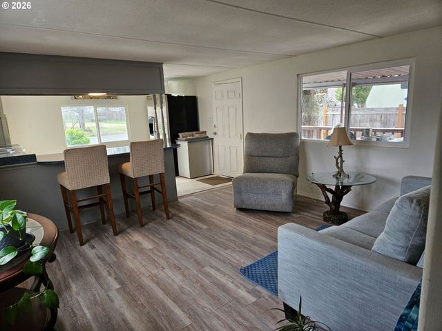 380 W GREGORY Rd 1, Central Point, OR 97502