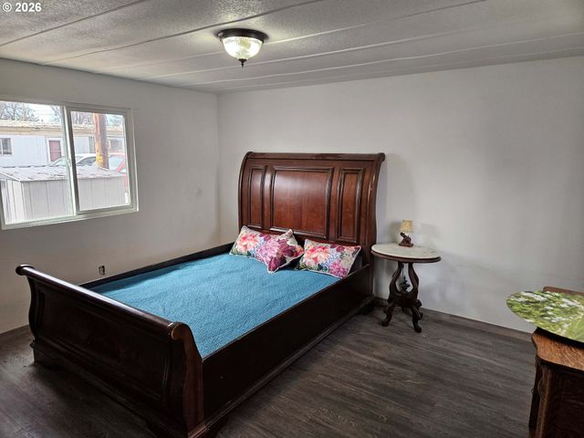 380 W GREGORY Rd 1, Central Point, OR 97502