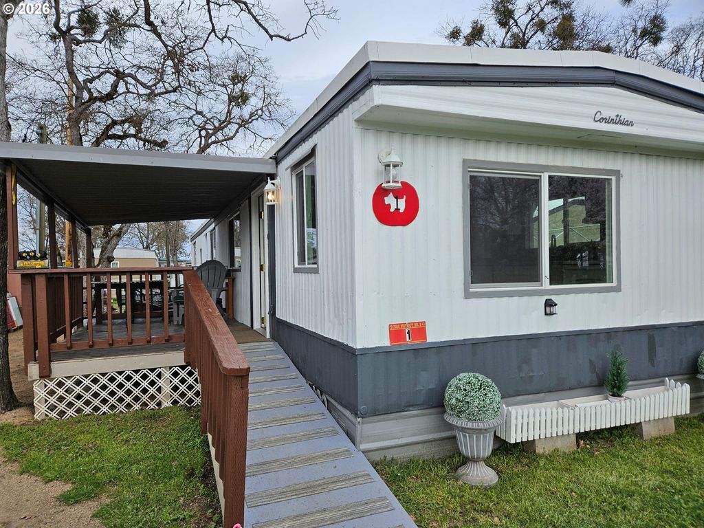 380 W GREGORY Rd 1, Central Point, OR 97502