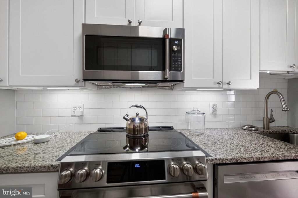 Image 15 of property listing at 3601 GREENWAY #507, Baltimore, MD 21218