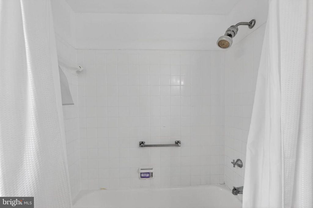 Image 24 of property listing at 3601 GREENWAY #507, Baltimore, MD 21218