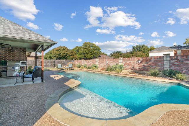 7040 Ridge Crest Drive, North Richland Hills, TX 76182