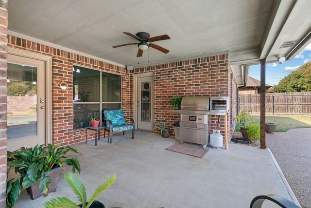 7040 Ridge Crest Drive, North Richland Hills, TX 76182