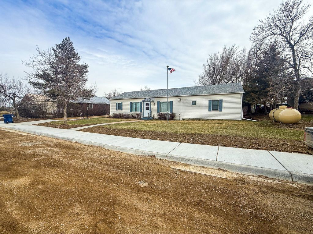 205 Day ST, Winifred, MT 59489 photo 2