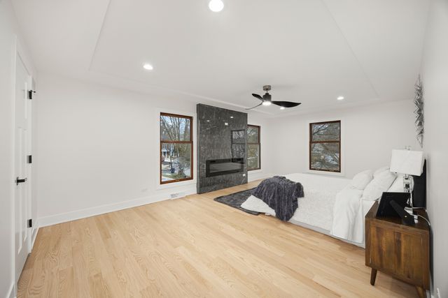 818 FAIRWINDS Court, Naperville, IL 60563