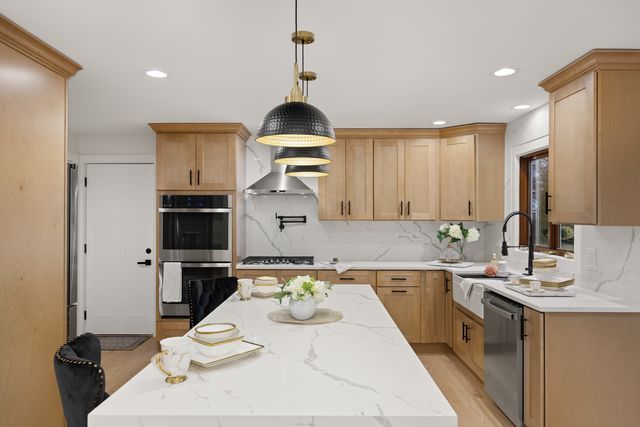 818 FAIRWINDS Court, Naperville, IL 60563