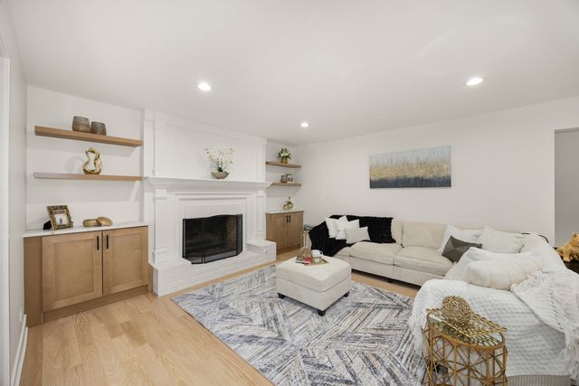 818 FAIRWINDS Court, Naperville, IL 60563