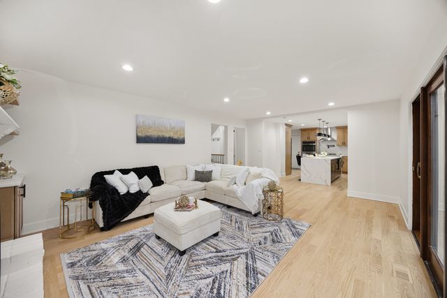 818 FAIRWINDS Court, Naperville, IL 60563