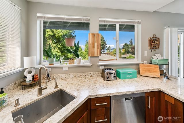 27917 10th Avenue S, Des Moines, WA 98198