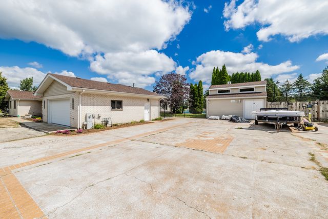 704 N Rose Farm Road, Woodstock, IL 60098