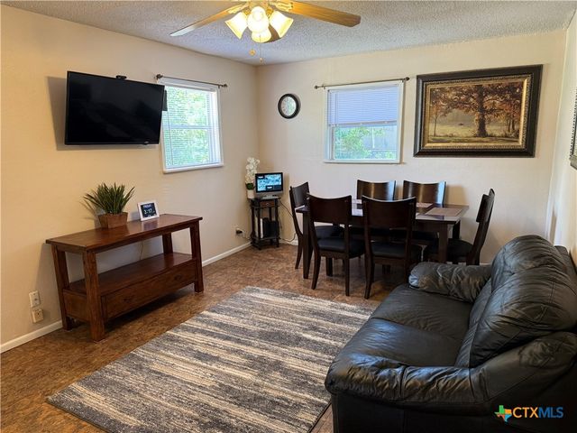 412 E Walnut Street, Seguin, TX 78155