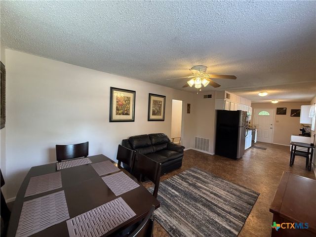 412 E Walnut Street, Seguin, TX 78155