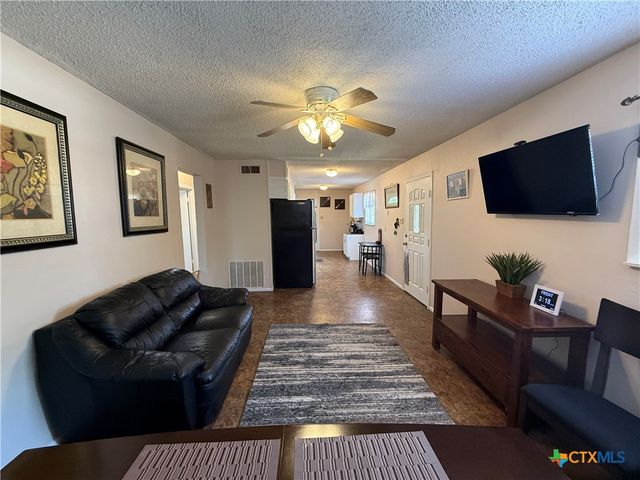 412 E Walnut Street, Seguin, TX 78155