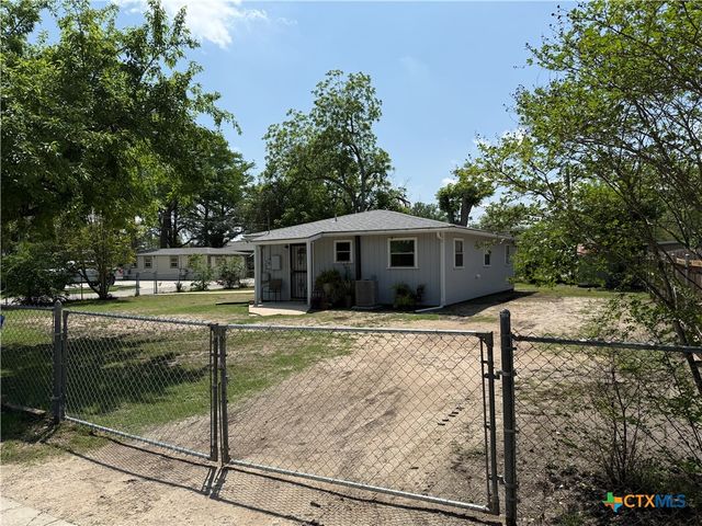 412 E Walnut Street, Seguin, TX 78155