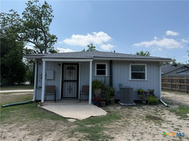 412 E Walnut Street, Seguin, TX 78155