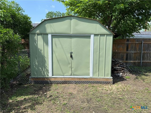 412 E Walnut Street, Seguin, TX 78155